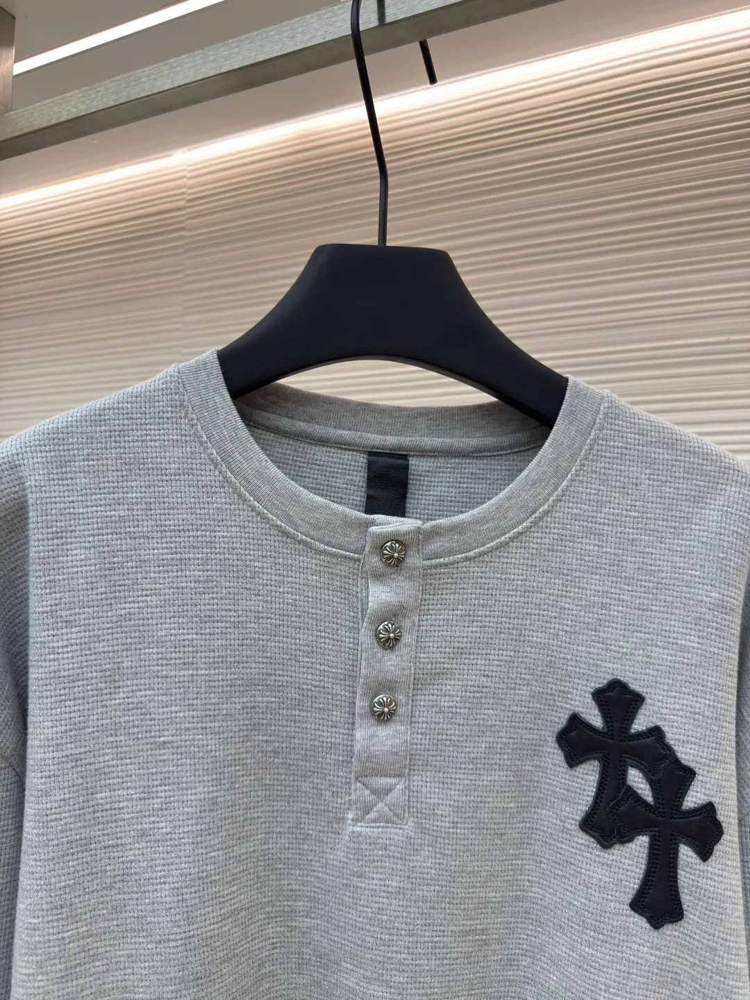Chrome Hearts patchwork leather Henry collar waffle sweatshirt ●Original version: Purchased and developed for 17500 ●Item number: 1680093-A50 ●Fabric: waffle fabric ●Technology: Positioning cutting machine ●Version: fitted version ●Weight: about 520 grams ●Size: S-M-L-XL ●Description: The fabric is made of 350g cotton waffle double-layer material before washing (distinguish between low-gram weight cutting corners and non-pure cotton market goods) The silver buckles and scrolls are made of antique bronze and real silver (the materials used have reached 300+ quality on the market). The leather labels are still made of genuine imported lambskin. The most important thing is the hand-sewn leather (it involves high costs when it comes to manual work). A lot of effort has been put into the fabric, hardware and craftsmanship. The top quality in the market and the industry benchmark are only owned by a few people. The overall wiring is straight and delicate, the fabric is comfortable and soft, and the color is consistent without color difference. It can be matched with the same style to create a fashionable look and control various occasions. Customized accessories, complete with three standards, same style for men and women!
